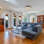 In Mit Privatem Pool By Interhome 펜션