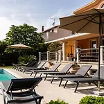 펜션 In Mit Privatem Pool By Interhome *