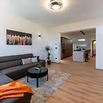 In Mit Privatem Pool By Interhome 풀라