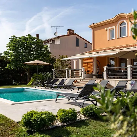 Casa de Férias In Mit Privatem Pool By Interhome Pula
